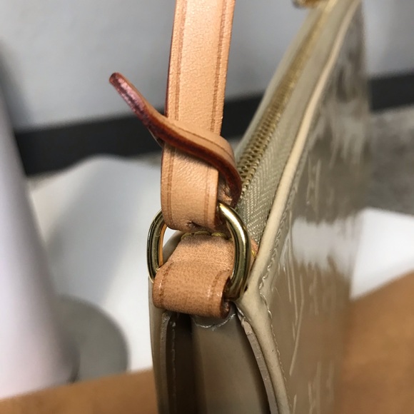 Authentic♥️ Louis Vuitton Beige Patent Leather Accessory Pouch Baguette - Picture 7 of 16